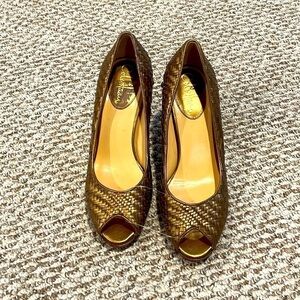 Metallic golden peep toe